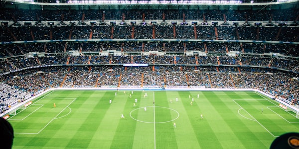 2022年卡塔尔世界杯决赛，阿根廷与法国队激烈对抗的场面