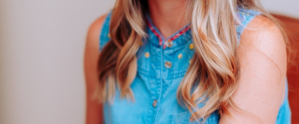 世界杯小组赛比赛场景，球员在场上激烈拼抢